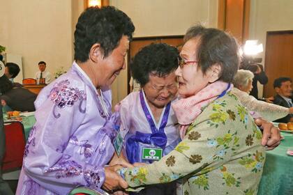  La surcoreana Han Shin-ja de 99 años, llora junto a sus hijas a quienes no ve desde hace varias décadas