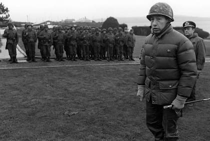 Guerra de Malvinas
Mario Benjamín Menendez , el gobernador Argentino de las Islas Malvinas pasa revista a las tropas en Mayo de 1982