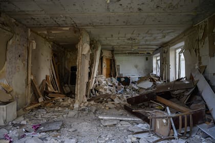 Un vistazo general de un departamento luego de un bombardeo en la sur de la región de Zaporizhzhia
