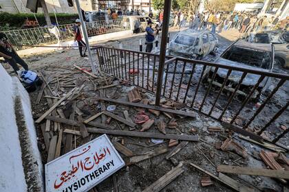 La destrucción del hospital Ahli Arab en Gaza dejó cerca de 500 muertos y complicó las gestiones de Biden 