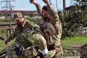 ¿Qué hará Rusia con los soldados ucranianos que se rindieron en Mariupol tras una larga batalla?