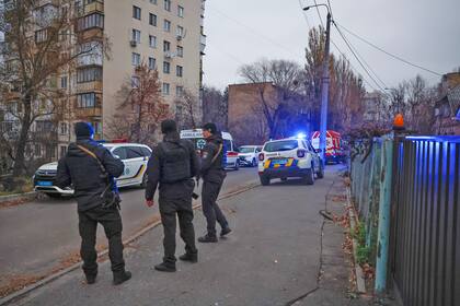 Rescatistas trabajaron hoy en el centro de Kiev luego del ataque con misiles de Rusia (Jeff J Mitchell/Getty Images)