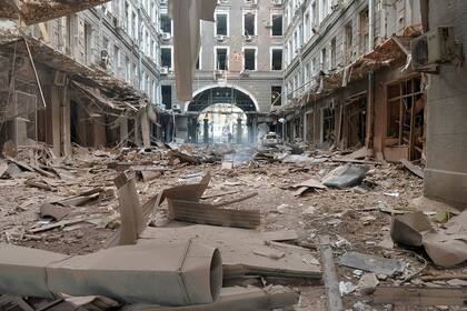 Una imagen muestra los daños en la entrada de un edificio después del bombardeo de las fuerzas rusas de la Plaza de la Constitución en Kharkiv, la segunda ciudad más grande de Ucrania.