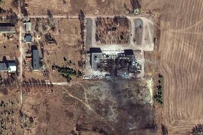 Esta imagen satelital distribuida por Maxar Technologies muestra el edificio de una fábrica destruida en las afueras de Chernihiv