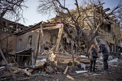 Destrucción en un área de Kiev por un ataque ruso. (AP Photo/Renata Brito)