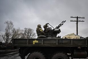 Un soldado ucraniano mantiene la posición con un arma de artillería antiaérea. (Photo by Aris Messinis / AFP)
