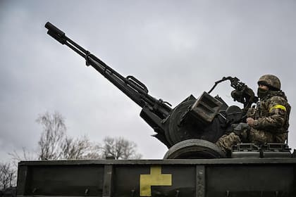 Un soldado ucraniano en posición defensiva en Kiev