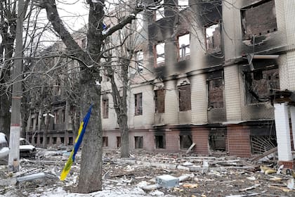Un edificio de alojamiento destruido cerca de un puesto de control en Brovary, en las afueras de Kiev