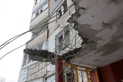 Vista de los daños en un edificio residencial de varios pisos en Kharkiv que fue alcanzado por un cohete el tercer día de la invasión rusa de Ucrania