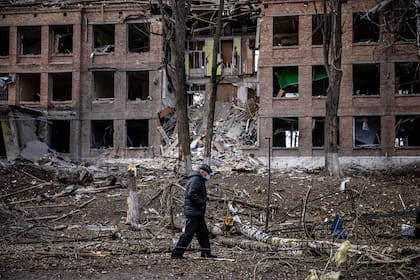 Un hombre camina frente a un edificio destruido después de un ataque con misiles rusos en la ciudad de Vasylkiv, cerca de Kiev. Varios edificios residenciales fueron destruidos