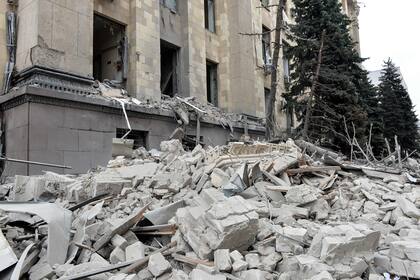 El edificio del ayuntamiento destruido tras un bombardeo ruso
