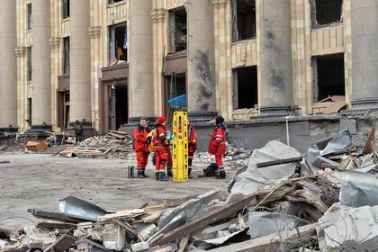 La plaza central de la segunda ciudad de Ucrania, Kharkiv, fue bombardeada por las fuerzas rusas que avanzaban y atacaron el edificio de la administración local