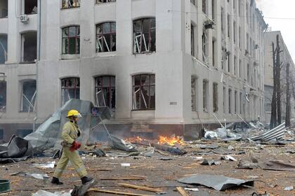 El edificio del Departamento de Economía de la Universidad Nacional Karazin Kharkiv destruido 