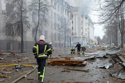 Bomberos y rescatistas trabajan en la zona del edificio del Departamento de Economía de la Universidad Nacional Karazin Kharkiv 