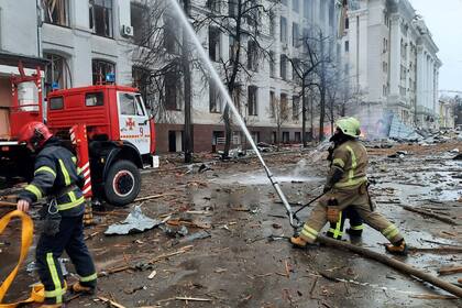 El edificio del departamento de policía regional de Kharkiv y sus alrededores quedaron destruidos tras un ataque, los bomberos trabajan en la zona.