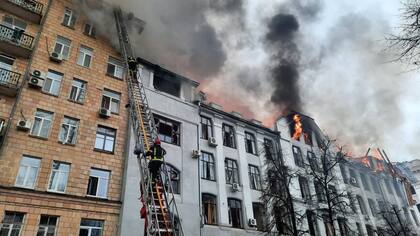 Bomberos extinguiendo un incendio en el edificio del departamento de policía regional de Kharkiv, que se dice que fue alcanzado por un bombardeo reciente, en Kharkiv, el 2 de marzo de 2022