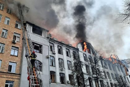Bomberos extinguiendo un incendio en el edificio del departamento de policía regional de Kharkiv