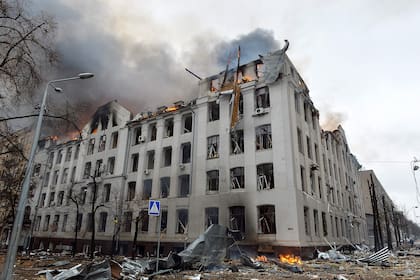 Vista del edificio del Departamento de Economía de la Universidad Nacional Karazin Kharkiv, destruido durante un ataque