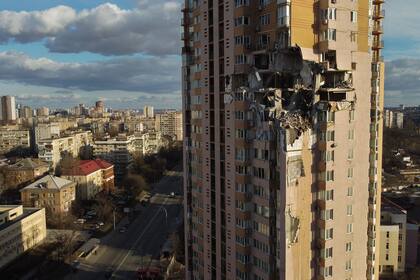 Vista del edificio de viviendas alcanzado por un proyectil ruso