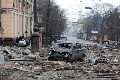 FILED - 01 March 2022, Ukraine, Kharkiv: A burnt-out car is seen on a street in Kharkiv after shelling by Russian troops. Photo: -/Ukrinform/dpa