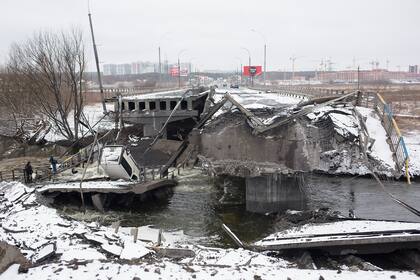 Vista de un puente destruido en Irpin, las fuerzas rusas continuaron avanzando sobre la capital ucraniana de Kiev. Las intensas batallas también continúan en las otras ciudades importantes de Ucrania.