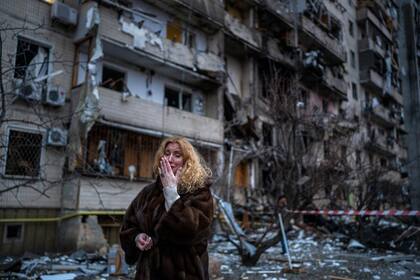 Una mujer, conmocionada tras el ataque en la zona de su casa, en Kiev
