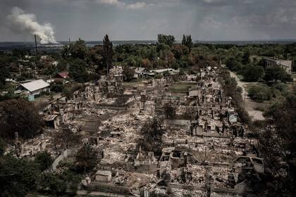 Una visión aérea que uestra las casas destrozadas de la ciudad de  Pryvillya, en la región de Donbas. Las ciudades de Severodonetsk y Lysychansk, que están separadas por un río son asediadas hace semanas (ARIS MESSINIS / AFP)