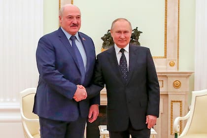 El presidente de Bielorrusia Alexander Lukashenko junto a su homólogo ruso Vladimir Putin.