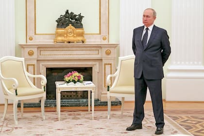 Vladimir Putin, ayer, esperando al bielorruso Alexander Lukashenko, en Moscú