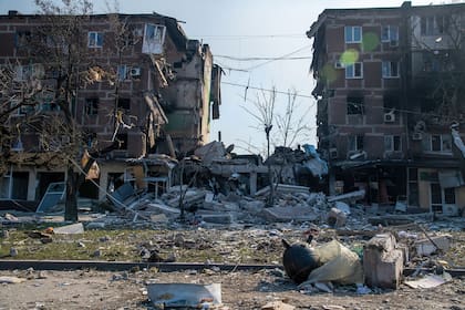 23 March 2022, Ukraine, Mariupol: A naval mine, probably laid by the Azov battalion as a trap for advancing Russian troops, lies unexploded under a concrete block concealed in front of a destroyed building on a street in the embattled port city. Photo: Maximilian Clarke/SOPA Images via ZUMA Press Wire/dpa