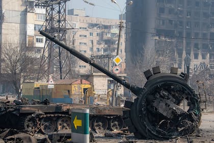 Un tanque destruido, probablemente perteneciente a las fuerzas rusas/prorrusas, entre los escombros en el norte de Mariupol, 23 de marzo de 2022