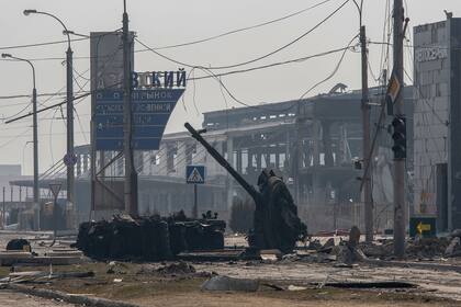 23 March 2022, Ukraine, Mariupol: A destroyed tank, likely belonging to Russian/pro-Russian forces, lies amid rubble in northern Mariupol. Photo: Maximilian Clarke/SOPA Images via ZUMA Press Wire/dpa