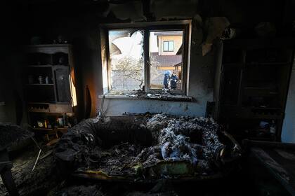 Interior de una casa dañada por bombardeos en el distrito de Osokorky, en el sureste de Kiev, el 15 de marzo de 2022