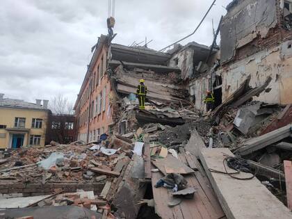 Los rescatistas trabajan en los restos de una escuela destruida en Chernihiv