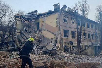 Bomberos trabajan en un incendio desatado por un ataque ruso en la zona de Dnipro. (Photo by Handout / State Emergency Service of Ukraine / AFP)