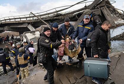 Los civiles son evacuados de Irpin, cerca de la capital de Ucrania, Kiev, el 8 de marzo de 2022. (Lynsey Addario/The New York Times) 