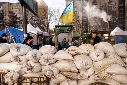 Sacos de arena protegen un mercado donde se preparan alimentos para miles de personas en el norte de Kiev, Ucrania, el 15 de marzo de 2022