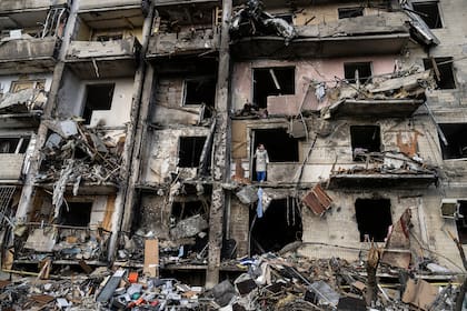 Edificio destruido en Kiev, Ucrania, el 25 de febrero de 2022