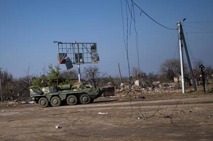 Un tanque del Ejército ucraniano avanza hacia la línea del frente en Yasnogorodk, un pueblo rural donde las tropas locales frenaron el avance de las fuerzas rusas en las afueras de Kiev