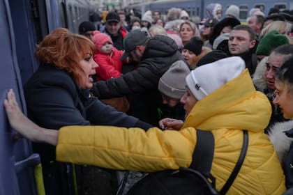 Miles de mujeres con niños intentan abordar un tren en Odessa para huir de las zonas que están siendo atacadas por los rusos