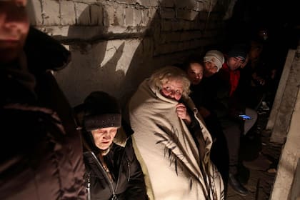 Los residentes de Sievierodonetsk, esperan escondidos en su sótano durante el intenso bombardeo de las fuerzas rusas y los separatistas respaldados por Rusia
