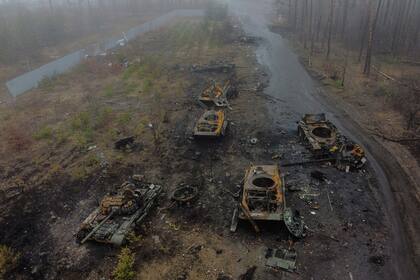 Vista de varios tanques rusos detruidos en un carretera en las afueras de Kyiv
