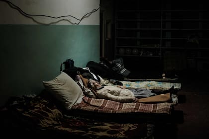 Una mujer de 85 años duerme en su cama en el búnker de la fábrica Ostchem en Severodonetsk.