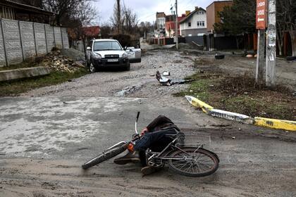 El cuerpo de Mykhailo Romaniuk, de 58 años, yace junto a su bicicleta en la calle Yablunska en Bucha. Romaniuk fue asesinado a tiros por francotiradores rusos  en Yablunska durante la ocupación de la ciudad