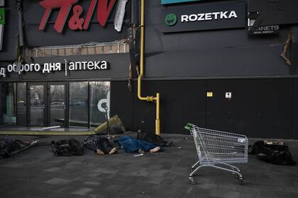 Al menos seis personas murieron en el bombardeo nocturno de un centro comercial en la capital ucraniana, Kyiv, el 21 de marzo
