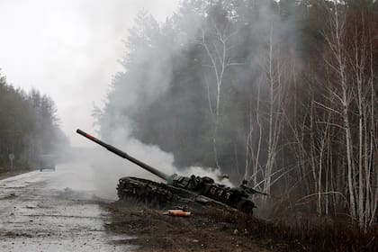 Un tanque ruso destruido por las fuerzas ucranianas al costado de una carretera en la región de Lugansk. El 26 de febrero, Rusia ordenó a sus tropas avanzar en Ucrania "desde todas las direcciones" cuando la capital ucraniana, Kyiv, impuso una toque de queda general y las autoridades informaron de 198 muertes de civiles.