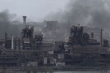 Una vista muestra la planta siderúrgica Azovstal en la ciudad de Mariupol, afectada por la acción militar rusa