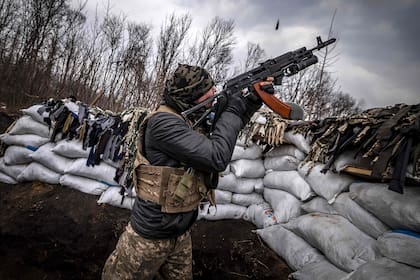 Un militar ucraniano dispara a un dron ruso con un rifle de asalto desde una trinchera en la línea del frente al este de Kharkiv el 31 de marzo mientras las fuerzas rusas se están reposicionando en Ucrania para fortalecer su ofensiva en el Donbass