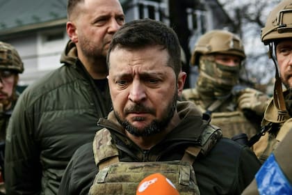 El presidente de Ucrania, Volodymyr Zelensky, dijo el 3 de abril de 2022 que los líderes rusos eran responsables de los asesinatos de civiles en Bucha, en las afueras de Kyiv, donde se encontraron cadáveres tirados en la calle después de que el ejército ucraniano recuperara la ciudad.