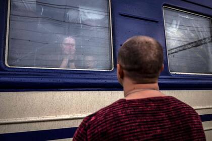 Una mujer se despide de su marido a quien no sabe si volverá a ver en la estación Kramatorsk
